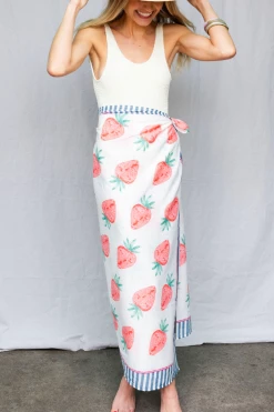 Sunshine Tienda Strawberry Islands Sarong Clothing